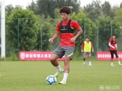 足球荣耀之战，双方球队奋力拼搏争夺最后胜利的简单介绍